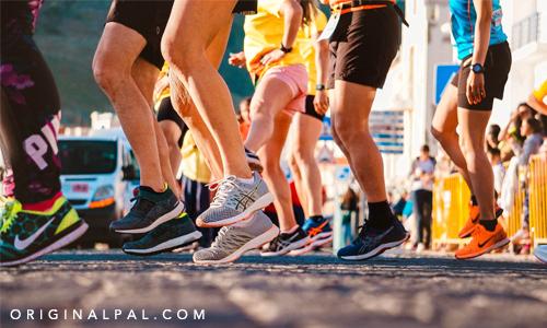 نمایی از پای چندین ورزشکار با کفش های ورزشی در حال انجام پیاده روی همگانی